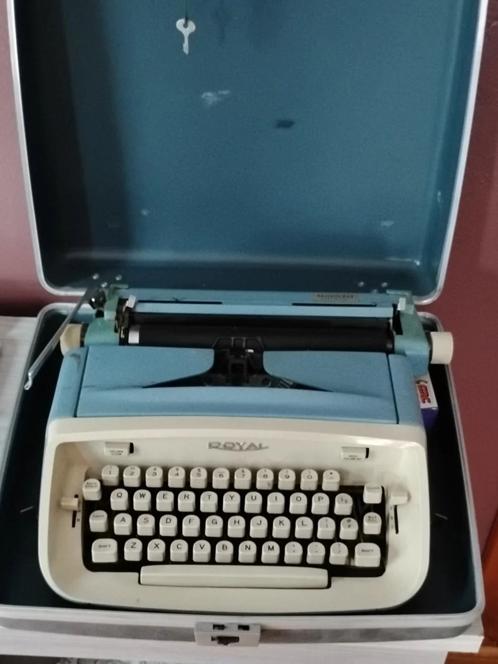 VINTAGE MANUAL Portable Typewriter in Light Blue and Cream